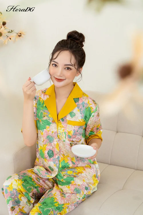 Bộ mặc nhà Pyjama nữ mùa hè lụa Luxury 25% wool họa tiết độc quyền HeraDG Homewear áo tay cộc phối tay quần dài ống suông phối gấu STBB3036