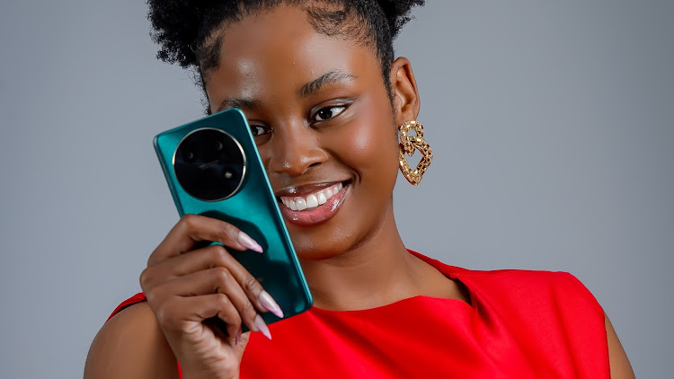 Digital creator Ipeleng Selepe is a fan of the Huawei nova 12i.