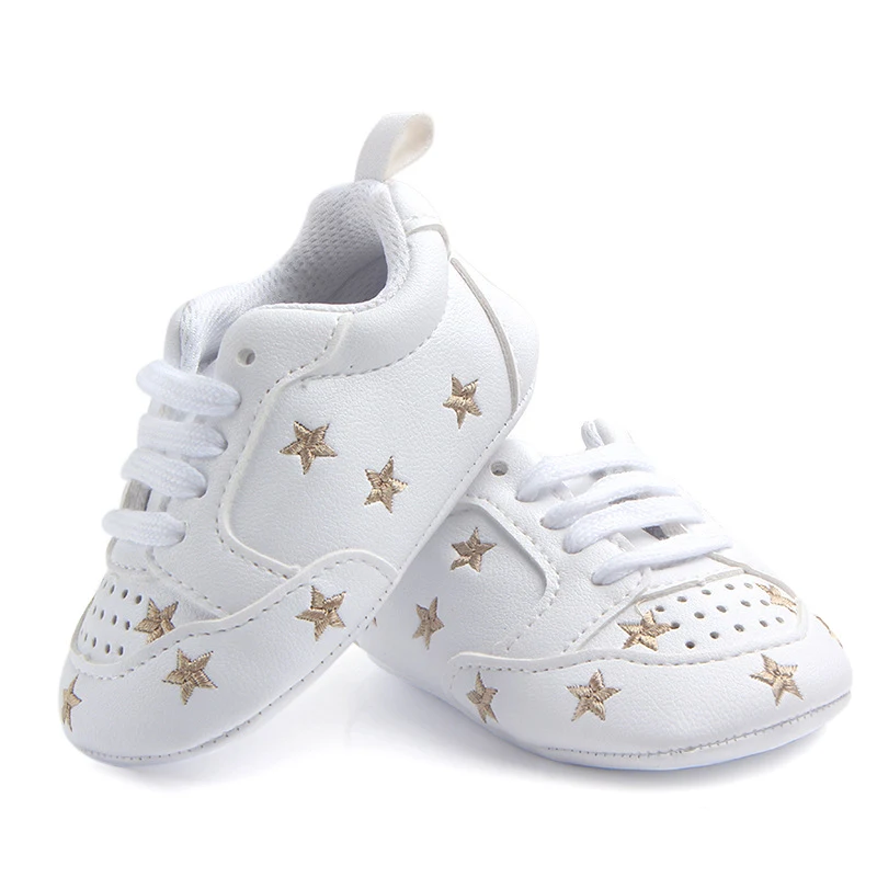 Sportieve rode hartjes babyschoenen met zachte zool en vijf sterren. Perfect voor de eerste stapjes van je kleintje.
