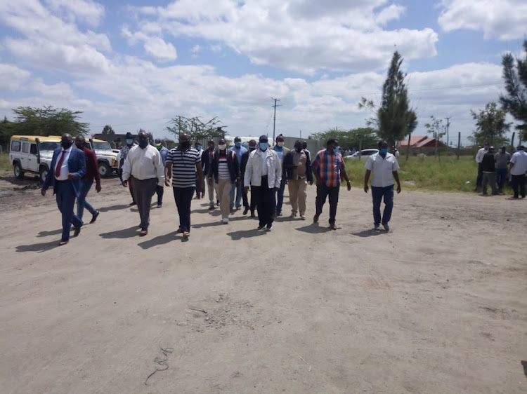 Ex Machakos senator Johnson Muthama leading leaders and locals to KBC police station in Matungulu, Machakos County on Saturday, May 23 after they were ejected from KBC land by police officers.