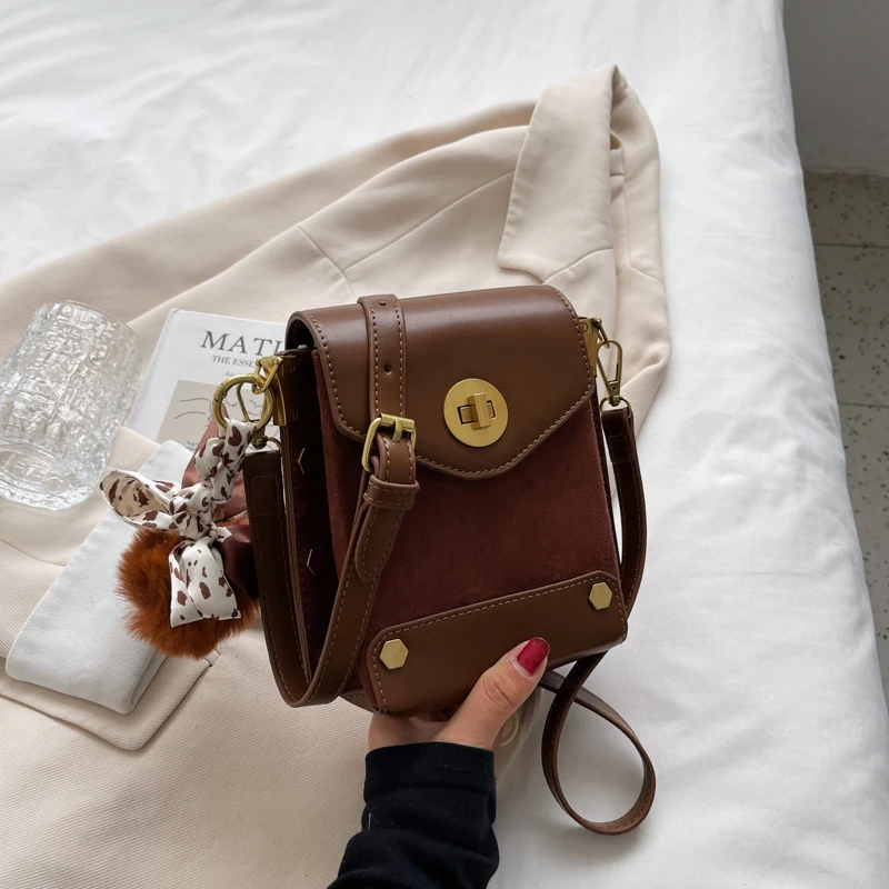 Mala Kvadratna Retro Torba sa Krznenom Lopticom i Matiranom Završnom Obradom, Elegantna i Praktična za Svaki Dan