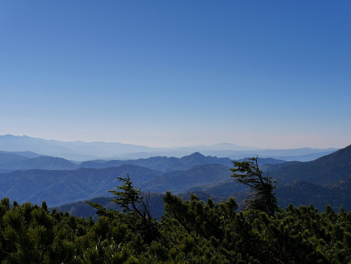 中央手前に鎌ヶ峰、その奥に恵那山、左は中央アルプスなど