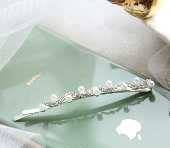 Presilha de cabelo com pérolas, um acessório charmoso para penteados sofisticados. Adicione um toque de elegância e brilho ao seu visual diário.