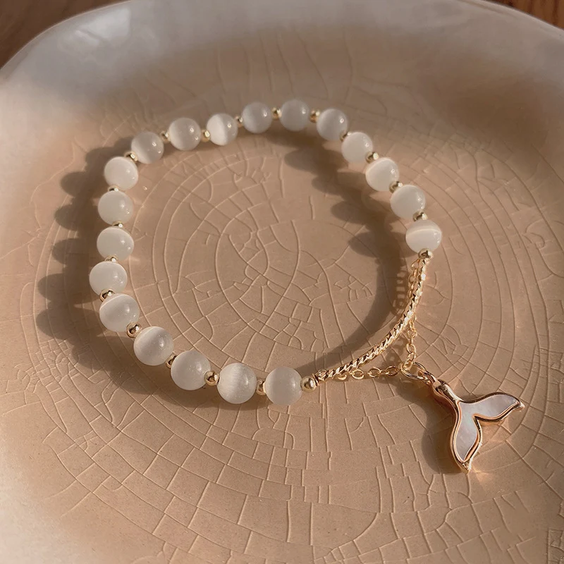 Kleines, feminines Design-Armband mit Perlen für Damen. Ein stilvolles, zierliches Accessoire, ideal für jeden Anlass und Look.
