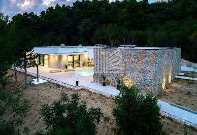 Maison avec piscine et terrasse 1