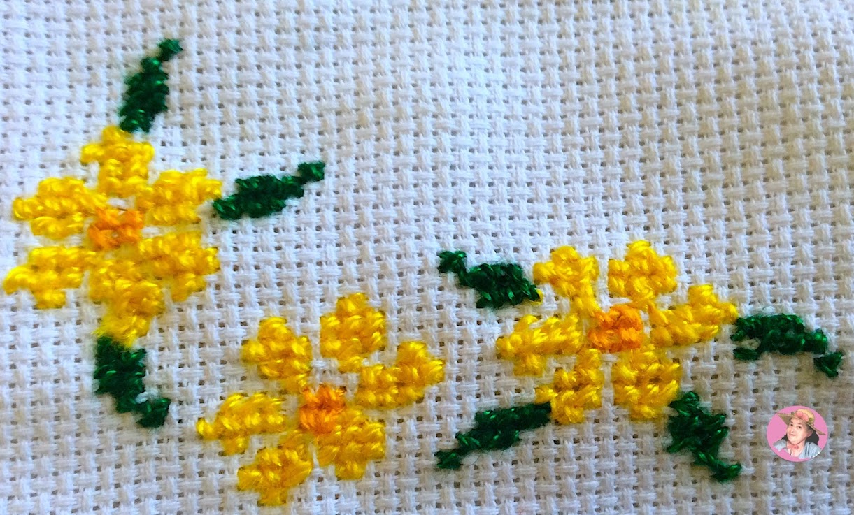 Flores amarillas en punto de cruz 
