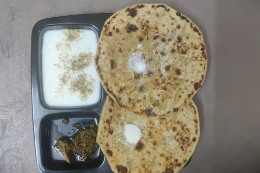 Aloo Pyaaz Paratha With Green Chutney And Dahi