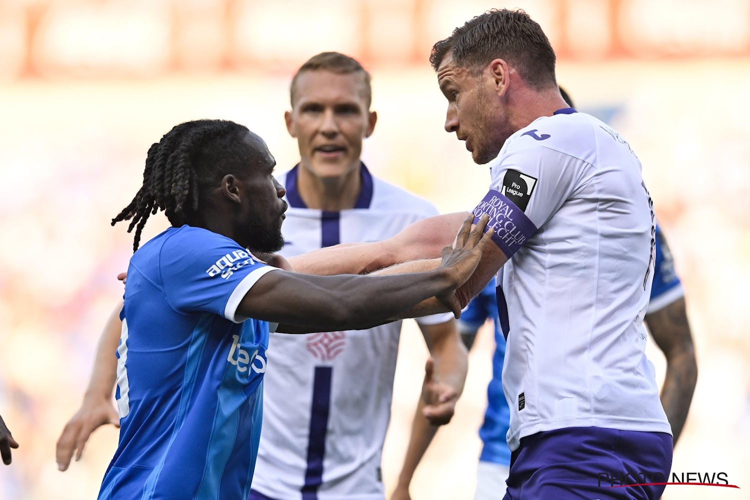 KRC Genk vs Anderlecht: Dimitri de Condé Confronts Jan Vertonghen & Peter Croonen’s Support – TVL Sportcafé