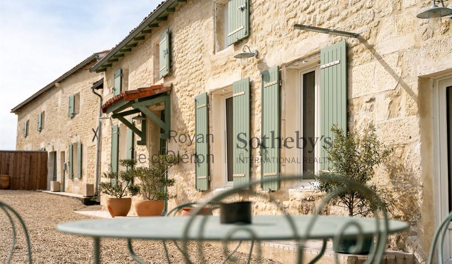 House with pool and terrace Royan