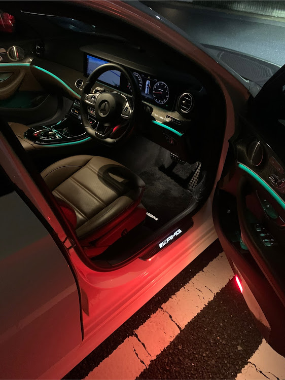 Eクラスの帰り道・アンビエントライト・AMG E43に関するカスタム事例の投稿画像1枚目