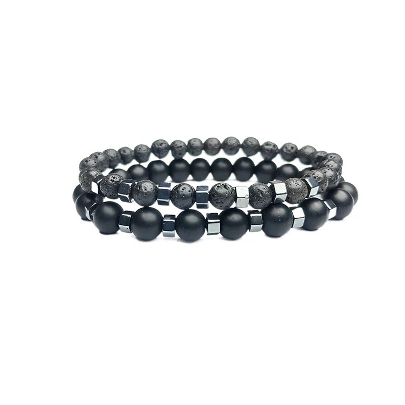 Pulseira masculina de contas espaçadoras de lava preta fosca, elástica e moderna, perfeita para um visual elegante e casual.