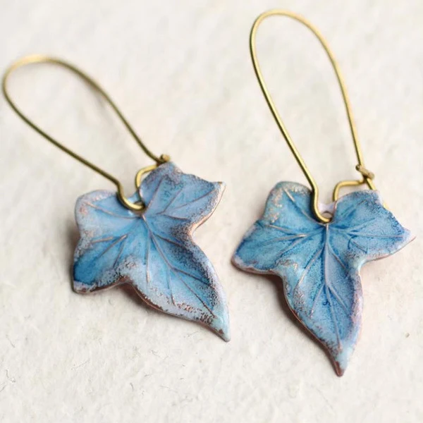 Brincos de folha de bordo azul descolados, perfeitos para mulheres. Adicione um toque moderno e elegante ao seu visual com estes brincos charmosos.
