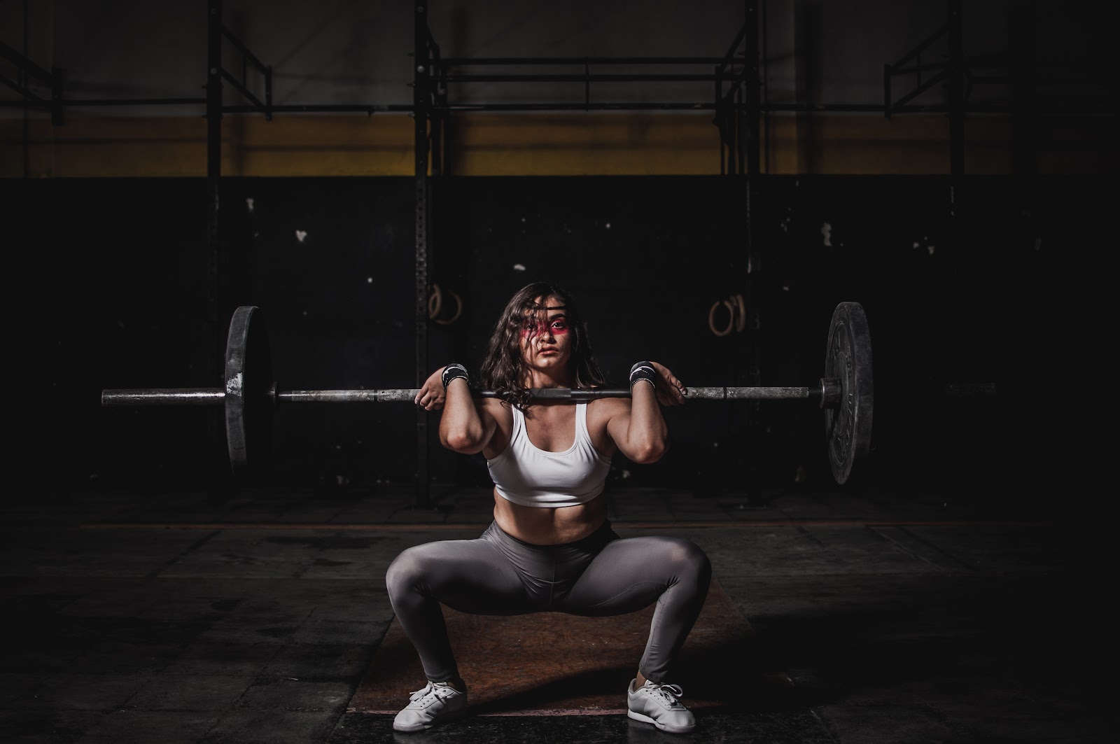 Woman weightlifing to demonstrate benefits of creatine supplementation