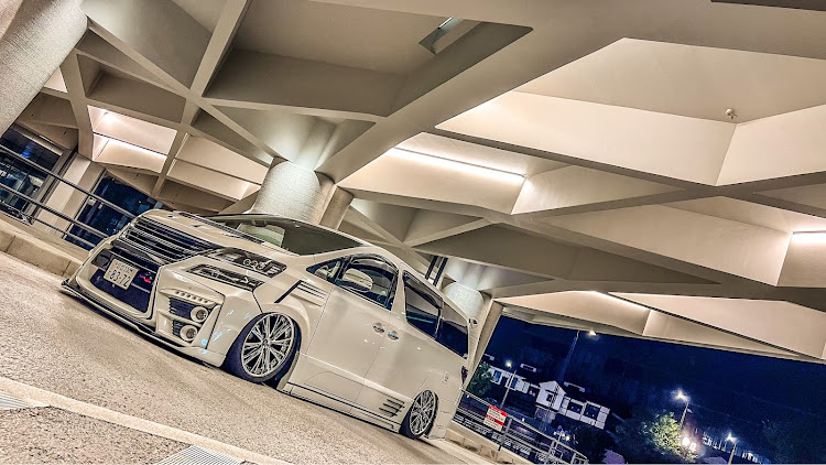 ヴェルファイアのヴェルファイア・アルファード・コラボお誘いお待ちしております・LS460・エアサスはモテるらしいに関するカスタム事例の投稿画像1枚目