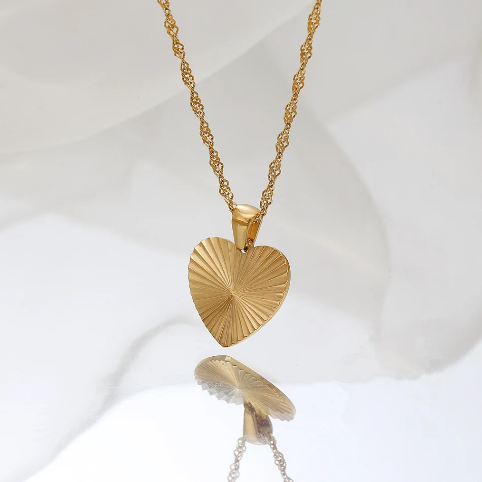 Colar feminino de aço inoxidável com padrão simples de amor europeu e americano, acessório elegante e durável, presente ideal.