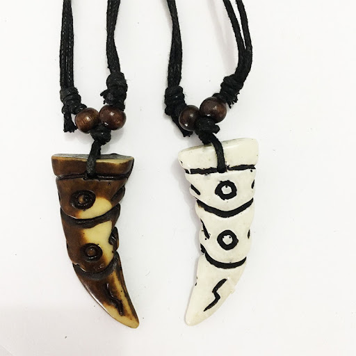 Title 2, Vintage Resin Jewelry Wolf Tooth Pattern Neckla...