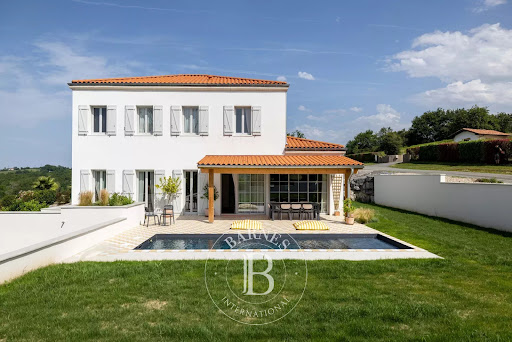 Contemporary house with pool and garden 1