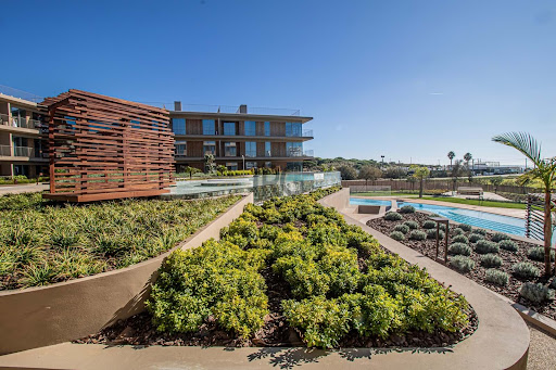 Appartement contemporain avec terrasse et piscine 1