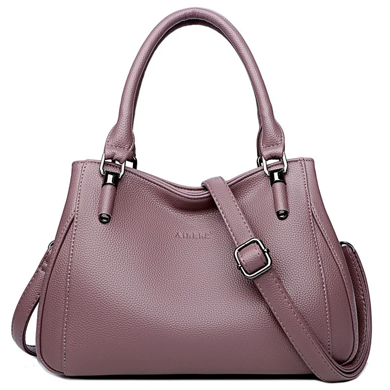 Eenvoudige, casual crossbody schoudertas van zacht leer. Ideaal voor dagelijks gebruik, comfortabel en stijlvol voor het meenemen van je essentials.