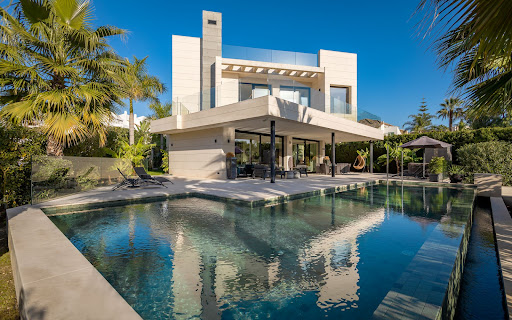 Villa avec piscine et terrasse 1
