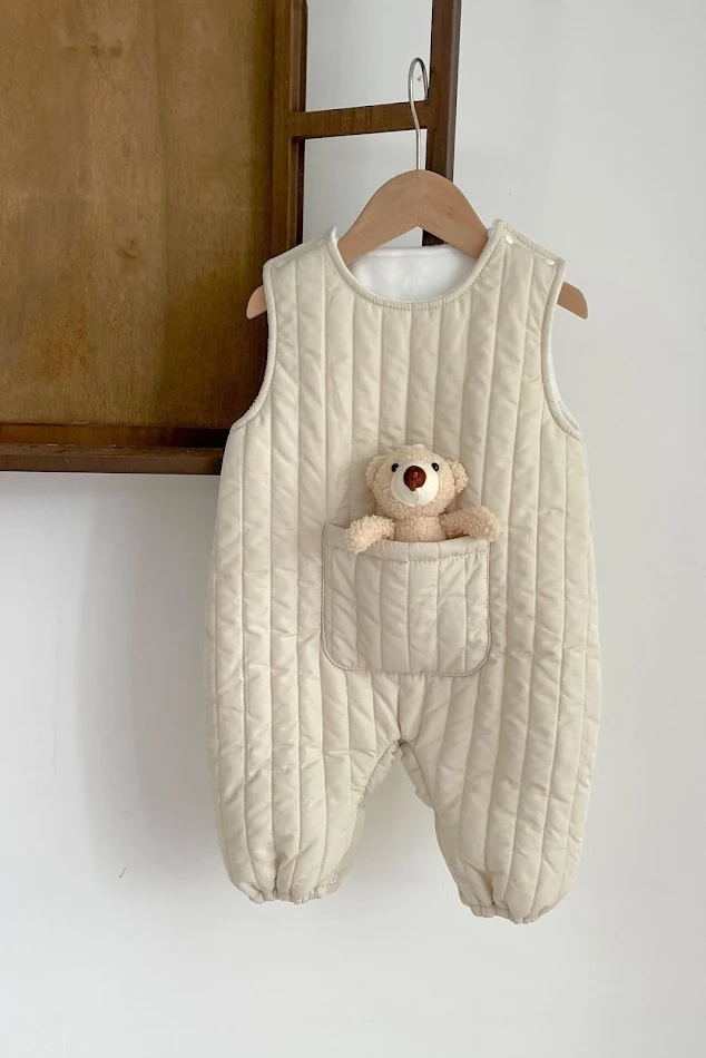 Macacão acolchoado versátil para bebês. Conforto e estilo, ideal para todas as estações. Mantenha seu bebê aquecido com este romper incrível.