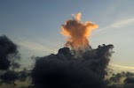 Cumulus wolk in vorm van hondje gekleurd door zonsondergang<br />
Dog shaped  Cumulus cloud coloured by sunset<br />
foto: © Wil Meinderts