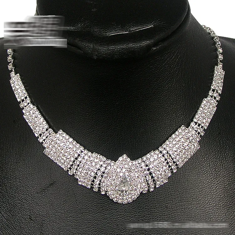 Ensemble boucles d'oreilles et collier goutte d'eau diamants, un bijou étincelant pour femme, parfait pour les occasions spéciales ou un cadeau mémorable.