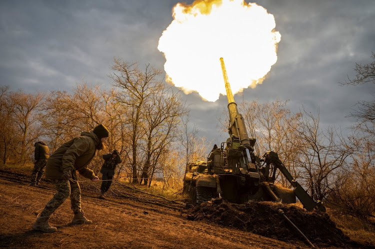 Ukrainian soldiers fire a 2S7 Pion self-propelled gun at a frontl-ine in Kherson region,Ukraine, November 9 2022. Picture: VAICHESLAV RATYNSKYI/REUTERS