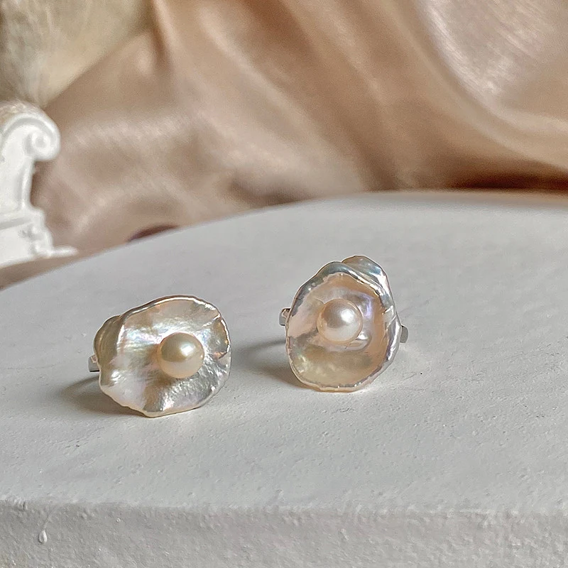 Dames ring met natuurlijke barok parel. Tijdloze elegantie en unieke uitstraling. Prachtig sieraad, perfect cadeau voor haar. Verfraai je look!