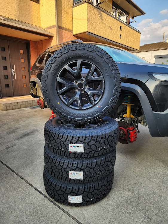 チェロキーのタイヤ交換・YOKOHAMAタイヤ・GEOLANDAR X-AT G016・32インチタイヤ・フジ・コーポレーション川越に関するカスタム事例の投稿画像1枚目