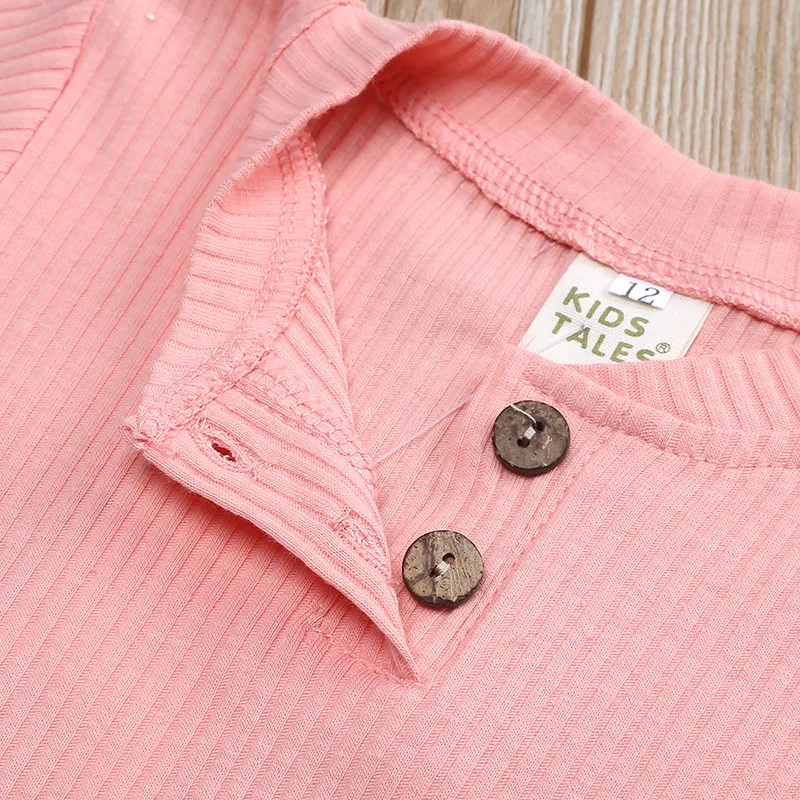Ensemble pyjama short une pièce pour bébé, idéal pour des nuits douces et confortables. Respirant, parfait pour les chaudes soirées et les jeux.