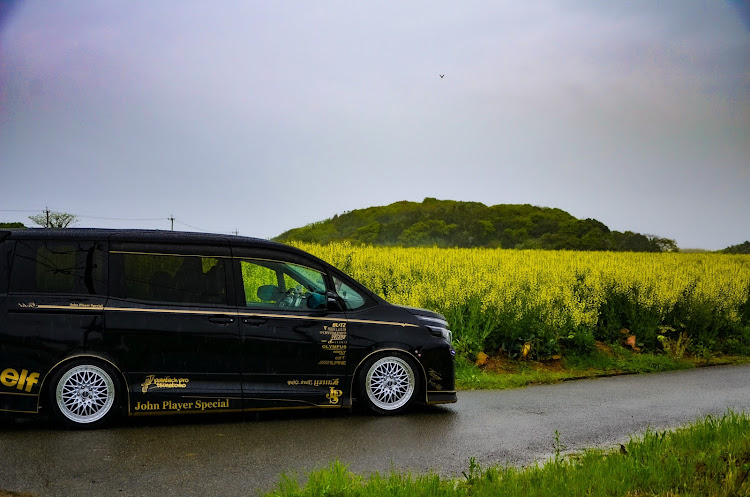 ヴォクシーの朝日夕日コラボ・溜まってるネタ放出（笑）・アブラナコラボ・撮らせてくれる車両さん募集中（笑）・モデル撮影も募集中（笑）に関するカスタム事例の投稿画像4枚目