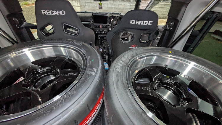 ジムニーシエラの深リム・サーキット走行・ミディアムグレー・グラムライツ・めざせPickUpCarsに関するカスタム事例の投稿画像4枚目