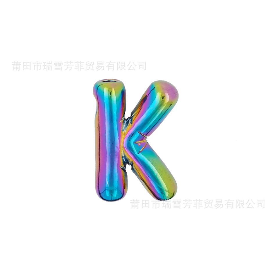 Collier de couple arc-en-ciel avec lettres ballons colorées, pendentif en cuivre. Un accessoire couple vibrant et original.