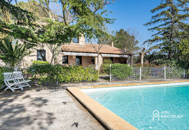 Maison avec piscine et jardin 15