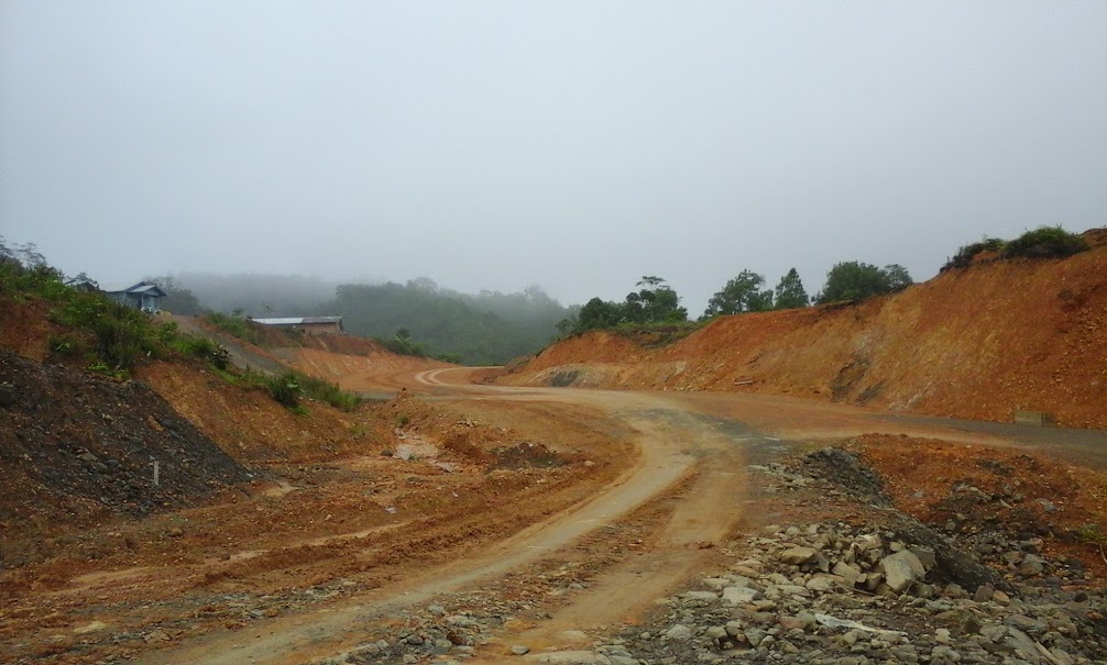 Jalan menuju pos perbatasan Indonesia-Malaysia yang baru saja dibangun di Desa Long Nawang. (Foto: Yudha PS)