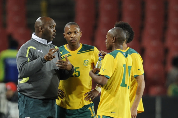 A file photo of Pitso Mosimane (L) speaking to his then Bafana Bafana players Thulani Serereo (#11) and Andile Jali (R) during the International Friendly match between South Africa and Burkina Faso in Johannesburg, South Africa. Sundowns are reportedly close to signing Jali before the 2017/18 window transfer windows closes at midnight on Wednesday 31 January 2018.