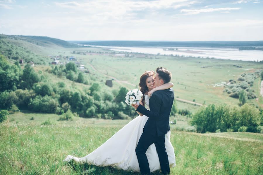 Fotógrafo de casamento Denis Khuseyn (legvinl). Foto de 6 de março 2018