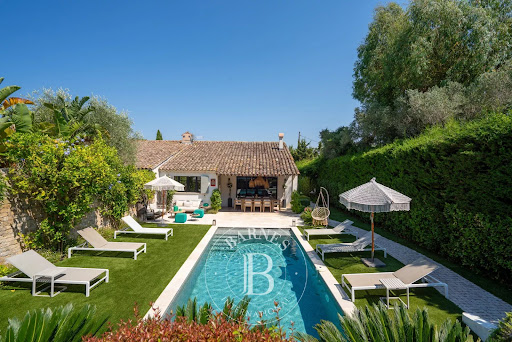 Villa with pool 3