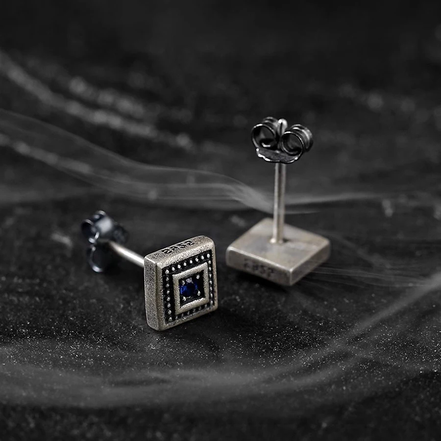Retro Herren Ohrringe mit quadratischem blauem Zirkon – Stilvoller Vintage-Look, ideal für den Alltag und besondere Anlässe. Einzigartiges Design.