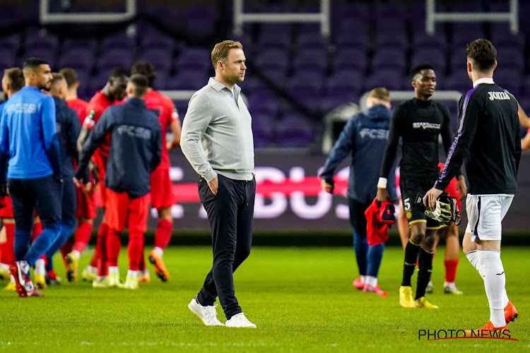 Opvallend: Veldman moet spelers Anderlecht weer het veld opsturen om fans te gaan groeten