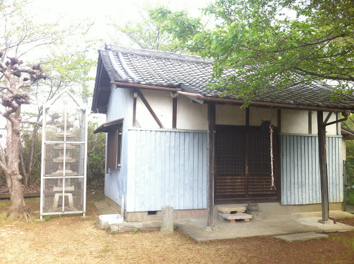 樫ノ木寺観音・囲われた灯篭