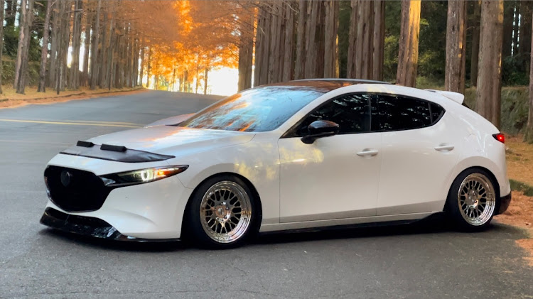 MAZDA3のUSパーツ・USDMに関するカスタム事例の投稿画像1枚目