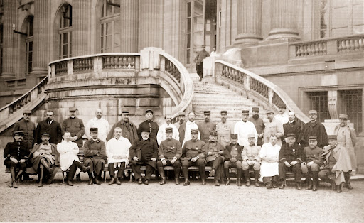 Medical staff at the Grand Palais hospital during the First World War.