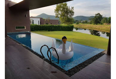 Villa with pool and garden 2