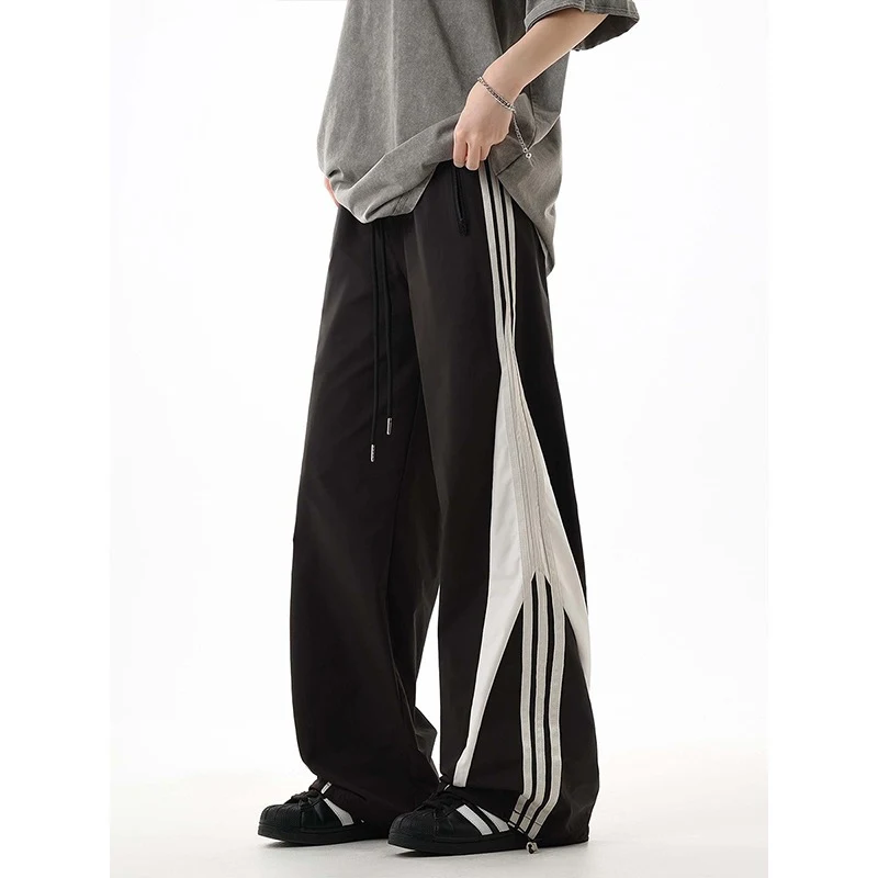 American Retro Striped Sweatpants for Men and Women. Comfortable and stylish, perfect for leisure and sport. Classic loo
