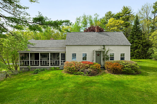 Luxury house for sale in Boothbay (United States) - White house with porch and garden