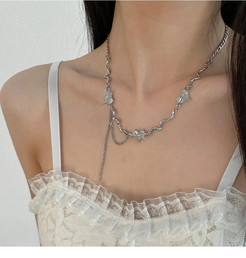 Title 8, Collier à pampilles en forme de cœur blanc pour...