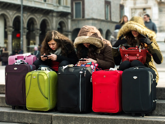 Valige, telefoni, cappucci di Giò Volpi