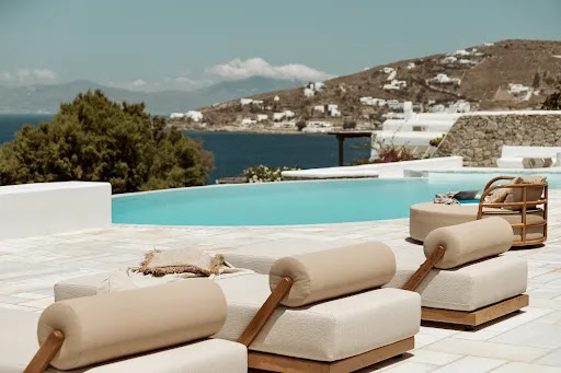 Seaside villa with pool and garden 4